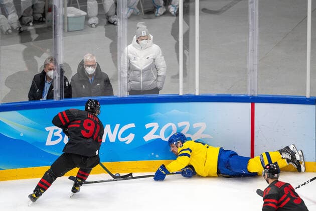 220216 Jordan Weal of Canada and Anton Lander of Sweden in the mens ice hockey quarterfinal between Sweden and Canada during day 12 of the 2022 Winter Olympics on February 16, 2022 in Beijing Photo Mathias Bergeld BILDBYRAN kod MB MT0326 ice hockey ice hockey olympic games olympics winter olympics os ol olympic games winter os olympic games beijing peking 2022 beijing 2022 beijing 2022 olympic games beijing 2022 winter olympic games beijing os beijing ol winter ol 12 bbeng quarter final sweden canada,  Copyright: MATHIASxBERGELD BB220216MB080