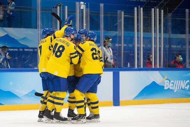 220216 Players of Sweden celebrate the 2 0 goal by Anton Lander in the mens ice hockey quarterfinal between Sweden and Canada during day 12 of the 2022 Winter Olympics on February 16, 2022 in Beijing Photo Maxim Thore BILDBYRAN kod MT MT0326 ice hockey ice hockey olympic games olympics winter olympics os ol olympic games winter os olympic games peking peking 2022 beijing 2022 beijing 2022 olympic games beijing 2022 winter olympic games beijing os beijing ol winter ol 12 bbeng quarter final sweden canada cheer,  Copyright: MAXIMxTHORE BB220216MT162