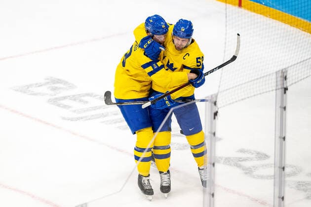 220216 Carl Klingberg and Anton Lander of Sweden celebrate the 2 0 goal in the mens ice hockey quarterfinal between Sweden and Canada during day 12 of the 2022 Winter Olympics on February 16, 2022 in Beijing Photo Mathias Bergeld BILDBYRAN kod MB MT0326 ice hockey ice hockey olympic games olympics winter olympics os ol olympic games winter os olympic games beijing peking 2022 beijing 2022 beijing 2022 olympic games beijing 2022 winter olympic games beijing os beijing ol winter ol 12 bbeng quarter final sweden canada cheer,  Copyright: MATHIASxBERGELD BB220216MB093
