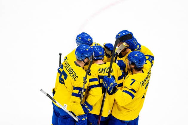 220216 Anton Lander of Sweden celebrates with teammates after the 2 0 goal in the men ices ice hockey quarterfinal between Sweden and Canada during day 12 of the 2022 Winter Olympics on February 16, 2022 in Beijing Photo Mathias Bergeld BILDBYRAN kod MB MT0326 ice hockey ice hockey olympic games olympics winter olympics os ol olympic games winter os olympic games beijing peking 2022 beijing 2022 beijing 2022 olympic games beijing 2022 winter olympic games beijing os beijing ol winter ol 12 bbeng quarter final sweden canada cheer,  Copyright: MATHIASxBERGELD BB220216MB095