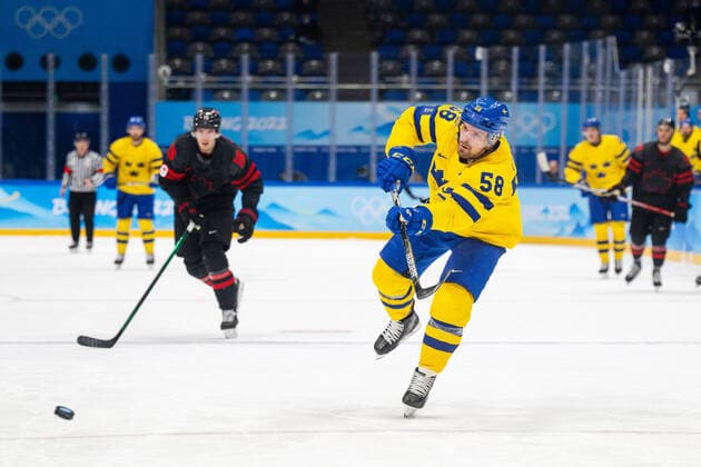 220216 Anton Lander of Sweden scores the 2 0 goal in the mens ice hockey quarterfinal between Sweden and Canada during day 12 of the 2022 Winter Olympics on February 16, 2022 in Beijing Photo Maxim Thore BILDBYRAN kod MT MT0326 ice hockey ice hockey olympic games olympics Winter Olympics Olympic Games Winter Olympics Winter Olympics Beijing Beijing 2022 Beijing 2022 Beijing 2022 Olympic Games Beijing 2022 Winter Olympic Games Beijing Os Beijing Olympic Winter Olympics 12 bbeng quarter final sweden canada,  Copyright: MAXIMxTHORE BB220216MT163