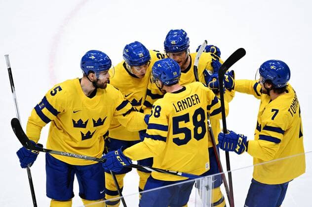 China Olympics 2022 Ice hockey, Eishockey Men Sweden - Canada 8117419 16.02.2022 Sweden s players celebrate a team s victory in the men s ice hockey quarterfinal play-off match between Sweden and Canada during the Beijing 2022 Winter Olympic Games, Olympische Spiele, Olympia, OS at National Indoor Stadium in Beijing, China. Vladimir Astapkovich Sputnik Beijing China  Copyright: xVladimirxAstapkovichx