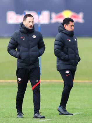 Europa League RB Leipzig training 16 12 2022 Leipzig, 16 02 2022, RBL training center, Europa League , RB Leipzig final training on the eve of RBL v Real San Sebastian , In the picture from l coach Domenico Tedesco RB Leipzig and Mauricio Sanchez integration officer RBL , Picture Point