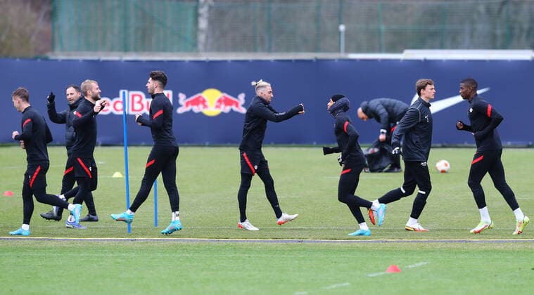 Europa League RB Leipzig training 16 12 2022 Leipzig, 16 02 2022, RBL training center, Europa League , RB Leipzig final training the day before RBL v Real San Sebastian , Pictured from l Dani Olmo, coach Domenico Tedesco, Dominik Szoboszlai, Kevin Kampl, Christopher Nkunku, David Lelle U19 Nachwuchs and Nordi Mukiele all RB Leipzig , Picture Point