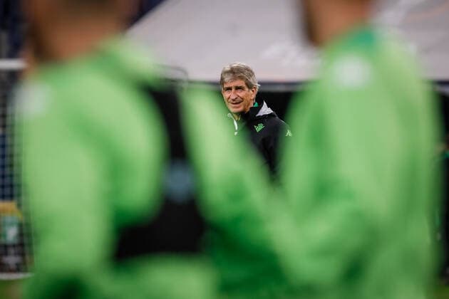 Zenit V Betis: Play-off - UEFA Europa League Real Betis head coach Manuel Pellegrini (C) looks on during training session on the eve of the UEFA Europa League play-off first leg match between Zenit St. Petersburg and Real Betis on February 16, 2022 at Gazprom Arena in Saint Petersburg, Russia. Saint Petersburg Russia  Copyright: xMikexKireevx originalFilename:kireev-zenitvbe220216_np6Le.jpg