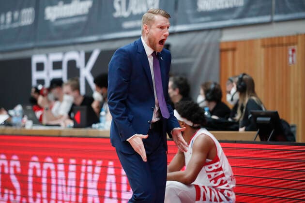 16 02 2022, s Oliver Wuerzburg vs Telekom Baskets Bonn, easyCredit BBL, 22 matchday, GER, Wuerzburg, tectake Arena, picture excitement at head coach Tuomas Iisalo Telekom Baskets Bonn Copyright: HMBxMedia xJulienxBecker