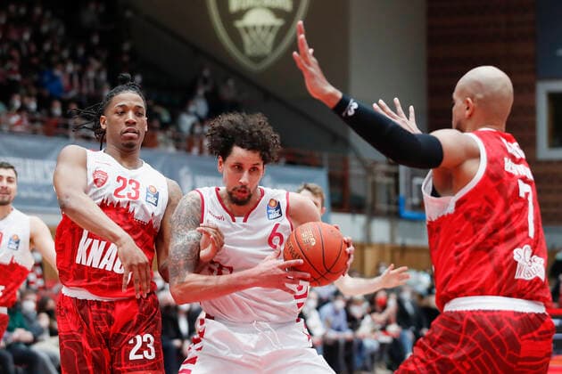 16 02 2022, s Oliver Wuerzburg vs Telekom Baskets Bonn, easyCredit BBL, 22 matchday, GER, Wuerzburg, tectake Arena, picture from left Desi Rodriguez s Oliver Wuerzburg , Michael Kessens Telekom Baskets Bonn and Alex King s Oliver Wuerzburg Copyright: HMBxMedia xJulienxBecker