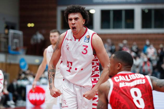 16 02 2022, s Oliver Wuerzburg vs Telekom Baskets Bonn, easyCredit BBL, 22 matchday, GER, Wuerzburg, tectake Arena, picture jubilation after a successful basket by Tyson Ward Telekom Baskets Bonn. Copyright: HMBxMedia xJulienxBecker