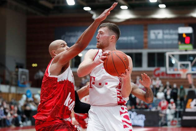 16 02 2022, s Oliver Wuerzburg vs Telekom Baskets Bonn, easyCredit BBL, 22 matchday, GER, Wuerzburg, tectake Arena, picture from left Alex King s Oliver Wuerzburg vs Saulius Kulvietis Telekom Baskets Bonn Copyright: HMBxMedia xJulienxBecker