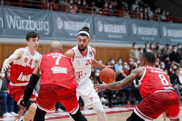 16 02 2022, s Oliver Wuerzburg vs Telekom Baskets Bonn, easyCredit BBL, 22 matchday, GER, Wuerzburg, tectake Arena, picture from left Julius Boehmer s Oliver Wuerzburg , Jeremy Morgan Telekom Baskets Bonn and Charles Callison s Oliver Wuerzburg Copyright: HMBxMedia xJulienxBecker