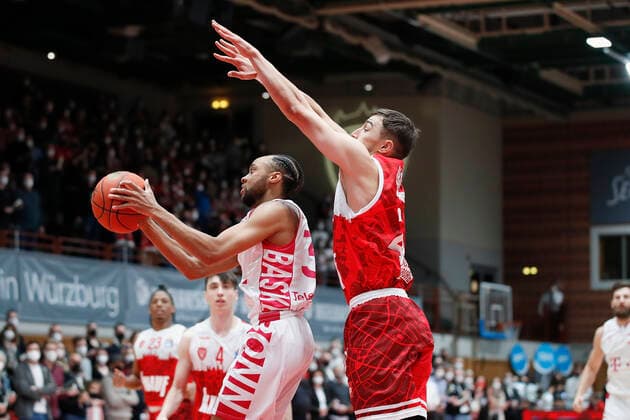 16 02 2022, s Oliver Wuerzburg vs Telekom Baskets Bonn, easyCredit BBL, 22 matchday, GER, Wuerzburg, tectake Arena, picture from left Parker Jackson Cartwright Telekom Baskets Bonn vs Julian Albus s Oliver Wuerzburg Copyright: HMBxMedia xJulienxBecker