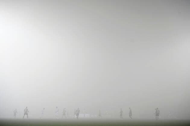 Sport Bilder des Tages Photo Fabio Ferrari LaPresse 16 February, 2022 Soccer Alessandria Vs U.S.Lecce - Serie BKT 2021 2022 - stadio Moccagatta In the pic: fog during the match  Copyright: xFabioxFerrari LaPressex