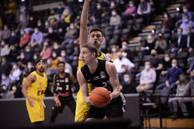 Janari Joesaar Joesaar 21 medi Bayreuth vs Michal Michalak 20 EWE Baskets Oldenburg during the match EWE Baskets Oldenburg vs medi Bayreuth Basketball, easyCredit BBL, season 2021 2022, 22 match day, 16 02 2022 Copyright xErikxHillmer EIBNERx EP EHR EWE Baskets Oldenburg vs medi Bayreuth Basketball, easyCredit BBL, season 2021 2022, 22 match day, 16 02 2022 Oldenburg Copyright: xErikxHillmer EIBNERx EP_EHR