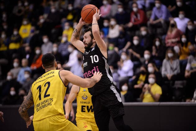 Bastian Doreth 10 medi Bayreuth looks for a face-off against Martin Breunig 12 EWE Baskets Oldenburg during the match EWE Baskets Oldenburg vs medi Bayreuth Basketball, easyCredit BBL, season 2021 2022, 22 match day, 16 02 2022 Copyright xErikxHillmer EIBNERx EP EHR EWE Baskets Oldenburg vs medi Bayreuth Basketball, easyCredit BBL, season 2021 2022, 22 match day, 16 02 2022 Oldenburg Copyright: xErikxHillmer EIBNERx EP_EHR