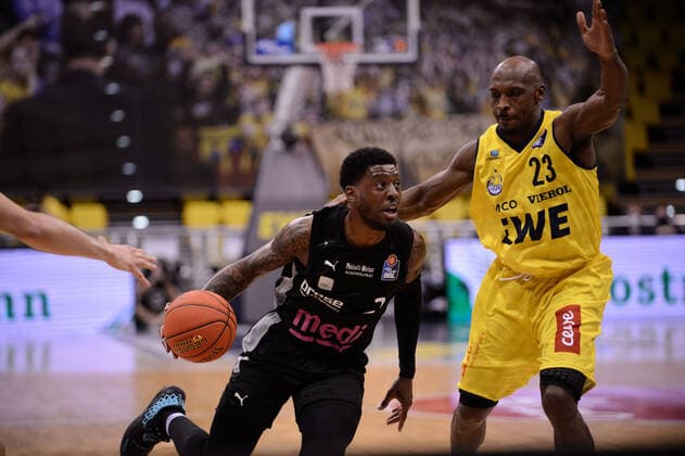 Sacar Anim 2 medi Bayreuth tries to pull to the basket against Rickey Paulding 23 EWE Baskets Oldenburg during the match EWE Baskets Oldenburg vs medi Bayreuth Basketball, easyCredit BBL, season 2021 2022, 22 matchday, 16 02 2022 Copyright xErikxHillmer EIBNERx EP EHR EWE Baskets Oldenburg vs medi Bayreuth Basketball, easyCredit BBL, season 2021 2022, 22 matchday, 16 02 2022 Oldenburg Copyright: xErikxHillmer EIBNERx EP_EHR