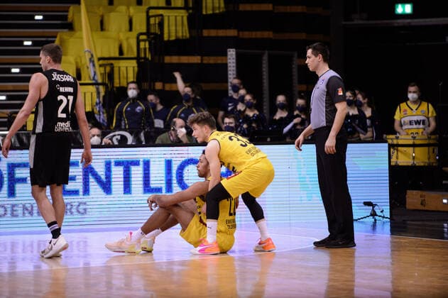 Bennet Hundt 33 EWE Baskets Oldenburg tries to cheer up TJ Holyfield 22 EWE Baskets Oldenburg during the match EWE Baskets Oldenburg vs medi Bayreuth Basketball, easyCredit BBL, season 2021 2022, 22 match day, 16 02 2022 Copyright xErikxHillmer EIBNERx EP EHR EWE Baskets Oldenburg vs medi Bayreuth Basketball, easyCredit BBL, season 2021 2022, 22 match day, 16 02 2022 Oldenburg Copyright: xErikxHillmer EIBNERx EP_EHR