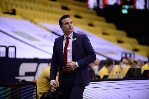 Raoul Korner coach medi Bayreuth during the game EWE Baskets Oldenburg vs medi Bayreuth Basketball, easyCredit BBL, season 2021 2022, 22 matchday, 16 02 2022 Copyright xErikxHillmer EIBNERx EP EHR EWE Baskets Oldenburg vs medi Bayreuth Basketball, easyCredit BBL, season 2021 2022, 22 matchday, 16 02 2022 Oldenburg Copyright: xErikxHillmer EIBNERx EP_EHR