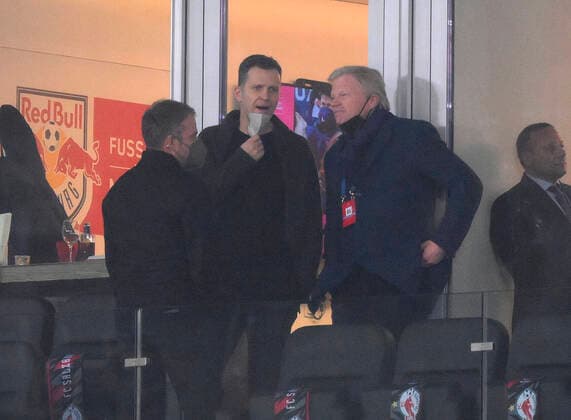 16.02.2022, Fussball UEFA Championsleague 2021 2022: Achtelfinale Hinspiel, RB Salzburg - FC Bayern München, in der Red Bull Arena Salzburg. Bundestrainer Hans Flick (Deutschland), Manager Oliver Bierhoff (Deutschland) und Vorstandsmitglied Oliver Kahn (Bayern München) im Gespräch.
