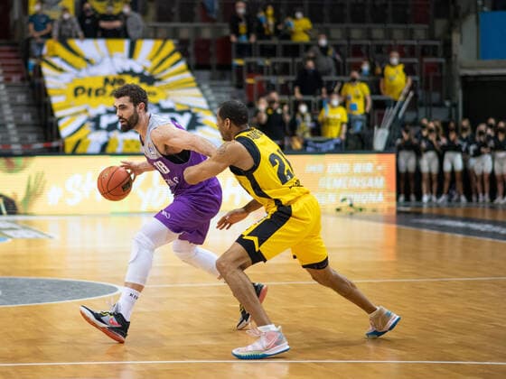 Harper Kamp BG Goettingen in a duel Tremmell Darden MHP Riesen Ludwigsburg , MHP Riesen Ludwigsburg vs BG Goettingen, easycredit Basketball Bundesliga, 22 Spieltag, 16 02 2022, Spielzeit 2021 2022 MHP Riesen Ludwigsburg vs BG Goettingen, easycredit Basketball Bundesliga, 22 Spieltag, 16 02 2022, Spielzeit 2021 2022 Copyright: xEibner Memmlerx EP_MMR