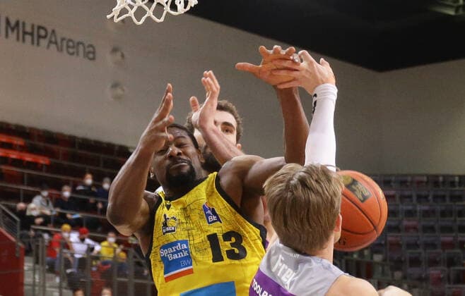 Ludwigsburg , Basketball easycredit BBL Bundesliga . MHP Riesen Ludwigsburg vs. BG Göttingen , Yorman Polas bartolo ( Riesen )