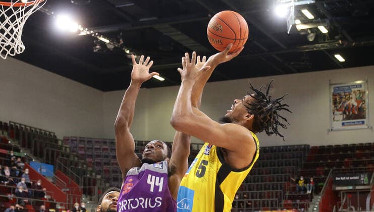 Ludwigsburg , Basketball easycredit BBL Bundesliga . MHP Riesen Ludwigsburg vs. BG Göttingen , von links: Kamar Baldwin ( Göttingen ) Justin Simon ( Riesen )