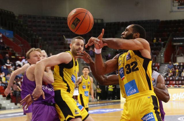 Ludwigsburg , Basketball easycredit BBL Bundesliga . MHP Riesen Ludwigsburg vs. BG Göttingen , Tekele Cotton ( Riesen )