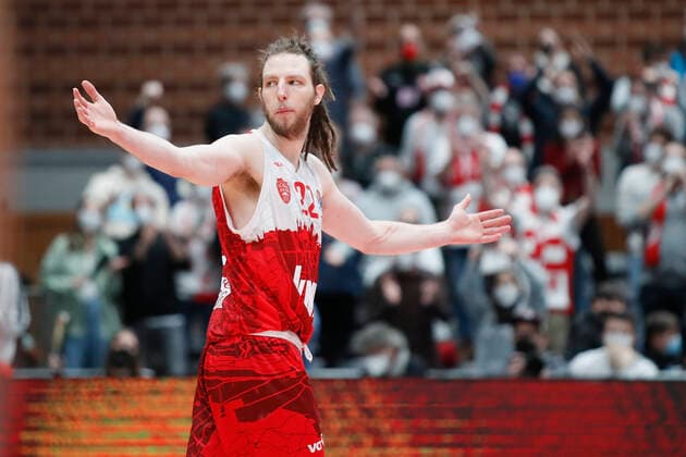16 02 2022, s Oliver Wuerzburg vs Telekom Baskets Bonn, easyCredit BBL, 22 matchday, GER, Wuerzburg, tectake Arena, picture cheering at Craig Moller s Oliver Wuerzburg Copyright: HMBxMedia xJulienxBecker