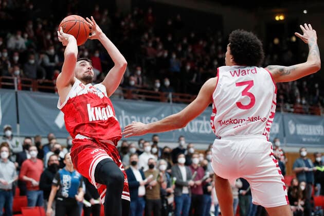 16 02 2022, s Oliver Wuerzburg vs Telekom Baskets Bonn, easyCredit BBL, 22 matchday, GER, Wuerzburg, tectake Arena, picture from left Julian Albus s Oliver Wuerzburg vs Tyson Ward Telekom Baskets Bonn Copyright: HMBxMedia xJulienxBecker