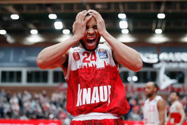 16 02 2022, s Oliver Wuerzburg vs Telekom Baskets Bonn, easyCredit BBL, 22 matchday, GER, Wuerzburg, tectake Arena, picture excitement at Cameron Hunt s Oliver Wuerzburg Copyright: HMBxMedia xJulienxBecker