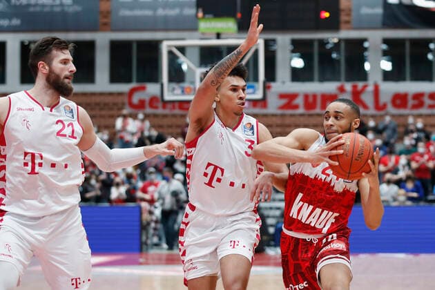 16 02 2022, s Oliver Wuerzburg vs Telekom Baskets Bonn, easyCredit BBL, 22 matchday, GER, Wuerzburg, tectake Arena, picture from left Leon Kratzer Telekom Baskets Bonn , Tyson Ward Telekom Baskets Bonn and Cameron Hunt s Oliver Wuerzburg Copyright: HMBxMedia xJulienxBecker