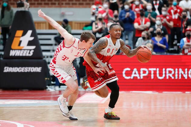 16 02 2022, s Oliver Wuerzburg vs Telekom Baskets Bonn, easyCredit BBL, 22 matchday, GER, Wuerzburg, tectake Arena, picture v li Skyler Bowlin Telekom Baskets Bonn vs Charles Callison s Oliver Wuerzburg Copyright: HMBxMedia xJulienxBecker