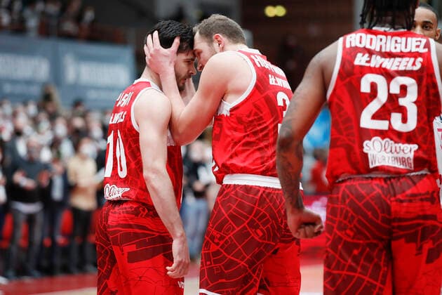 16 02 2022, s Oliver Wuerzburg vs Telekom Baskets Bonn, easyCredit BBL, 22 matchday, GER, Wuerzburg, tectake Arena, picture cheers from left Luciano Parodi s Oliver Wuerzburg and Felix Hoffmann s Oliver Wuerzburg Copyright: HMBxMedia xJulienxBecker