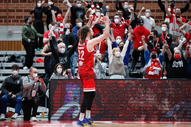 16 02 2022, s Oliver Wuerzburg vs Telekom Baskets Bonn, easyCredit BBL, 22 matchday, GER, Wuerzburg, tectake Arena, picture jubilation after victory by Craig Moller s Oliver Wuerzburg Copyright: HMBxMedia xJulienxBecker