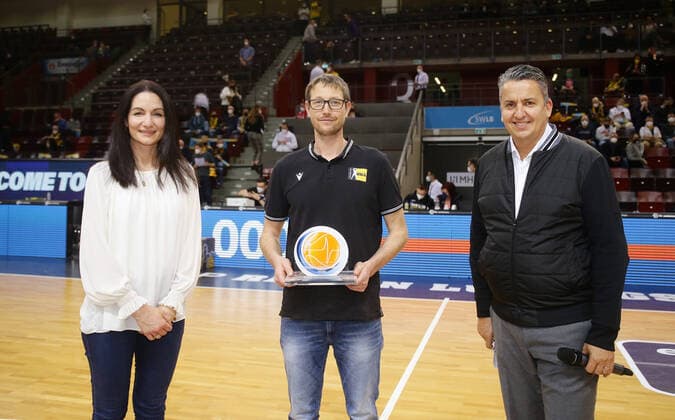 Ludwigsburg , Basketball easycredit BBL Bundesliga . MHP Riesen Ludwigsburg vs. BG Göttingen , Verleihung Matthias Grothe Award , von links: Maja Grothe , Ross Jorgusen Jens Staudenmayer ( BBL )