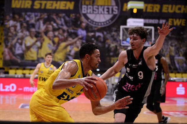 TJ Holyfield 22 EWE Baskets Oldenburg tries to assert himself against Kay Bruhnke 9 medi Bayreuth during the match EWE Baskets Oldenburg vs medi Bayreuth Basketball, easyCredit BBL, season 2021 2022, 22 match day, 16 02 2022 Copyright xErikxHillmer EIBNERx EP EHR EWE Baskets Oldenburg vs medi Bayreuth Basketball, easyCredit BBL, season 2021 2022, 22 match day, 16 02 2022 Oldenburg Copyright: xErikxHillmer EIBNERx EP_EHR