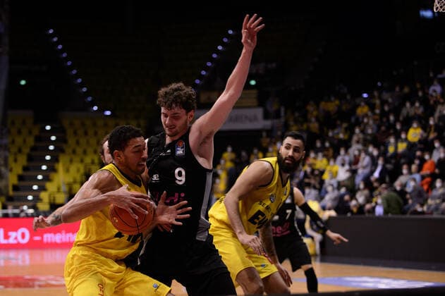 TJ Holyfield 22 EWE Baskets Oldenburg tries to assert himself against Kay Bruhnke 9 medi Bayreuth during the match EWE Baskets Oldenburg vs medi Bayreuth Basketball, easyCredit BBL, season 2021 2022, 22 match day, 16 02 2022 Copyright xErikxHillmer EIBNERx EP EHR EWE Baskets Oldenburg vs medi Bayreuth Basketball, easyCredit BBL, season 2021 2022, 22 match day, 16 02 2022 Oldenburg Copyright: xErikxHillmer EIBNERx EP_EHR