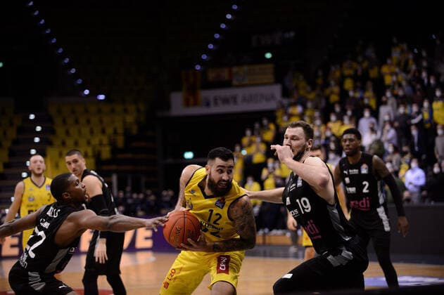 Martin Breunig 12 EWE Baskets Oldenburg vs Martynas Sajus 19 medi Bayreuth and Cameron Wells 22 medi Bayreuth during the game EWE Baskets Oldenburg vs medi Bayreuth Basketball, easyCredit BBL, season 2021 2022, 22 match day, 16 02 2022 Copyright xErikxHillmer EIBNERx EP EHR EWE Baskets Oldenburg vs medi Bayreuth Basketball, easyCredit BBL, season 2021 2022, 22 match day, 16 02 2022 Oldenburg Copyright: xErikxHillmer EIBNERx EP_EHR