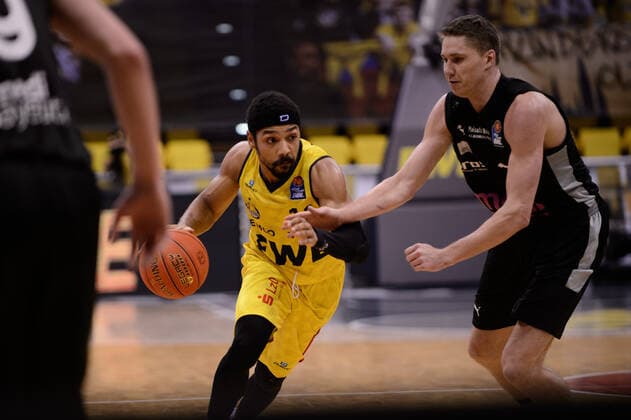 Phil Pressey 11 EWE Baskets Oldenburg vs Janari Joesaar Joesaar 21 medi Bayreuth during the game EWE Baskets Oldenburg vs medi Bayreuth Basketball, easyCredit BBL, season 2021 2022, 22 match day, 16 02 2022 Copyright xErikxHillmer EIBNERx EP EHR EWE Baskets Oldenburg vs medi Bayreuth Basketball, easyCredit BBL, season 2021 2022, 22 match day, 16 02 2022 Oldenburg Copyright: xErikxHillmer EIBNERx EP_EHR