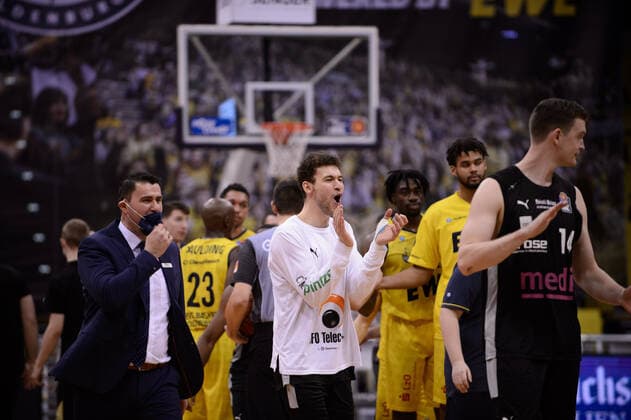 Sport Bilder des Tages Kevin Wohlrath (6 medi Bayreuth) jubelt über den Sieg nach der Partie EWE Baskets Oldenburg vs medi Bayreuth. Basketball, easyCredit BBL, Saison 2021 2022, 22. Spieltag, 16.02.2022. Copyright: xErikxHillmer EIBNERx EP_EHR EWE Baskets Oldenburg vs medi Bayreuth. Basketball, easyCredit BBL, Saison 2021 2022, 22. Spieltag, 16.02.2022 Oldenburg Copyright: xErikxHillmer EIBNERx EP_EHR