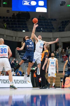 Tipoff between Brekott Chapman MLP Academics Heidelberg, 1 and Goran Huskic Syntainics MBC, 23 , MLP Academics Heidelberg vs Syntainics MBC, Basketball, easyCredit Bundesliga, 22 Spieltag, Saison 2021 2022, 16 02 2022, MLP Academics Heidelberg vs Syntainics MBC, Basketball, easyCredit Bundesliga, 22 Spieltag, Saison 2021 2022, 16 02 2022, Heidelberg Copyright: xEibner-Pressefotox EP_EER