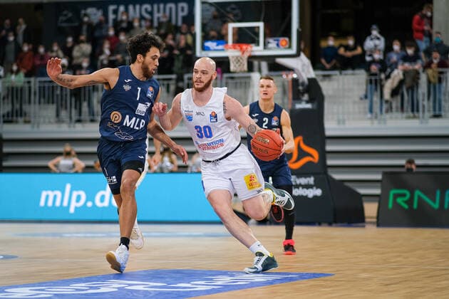 Reggie Upshaw Syntainics MBC, 30 in duel with Brekott Chapman MLP Academics Heidelberg, 1 , MLP Academics Heidelberg vs Syntainics MBC, basketball, easyCredit Bundesliga, 22 matchday, season 2021 2022, 16 02 2022, MLP Academics Heidelberg vs Syntainics MBC, basketball, easyCredit Bundesliga, 22 matchday, season 2021 2022, 16 02 2022, Heidelberg Copyright: xEibner-Pressefotox EP_EER