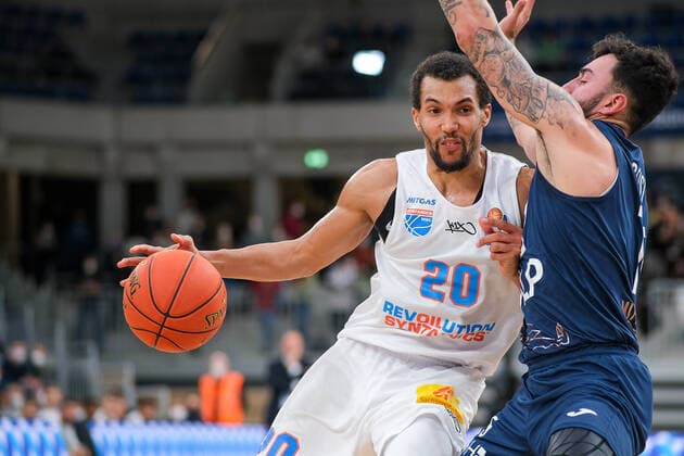Jamel Morris Syntainics MBC, 20 in duel with Jordan Geist MLP Academics Heidelberg, 15 , MLP Academics Heidelberg vs Syntainics MBC, basketball, easyCredit Bundesliga, 22 matchday, season 2021 2022, 16 02 2022, MLP Academics Heidelberg vs Syntainics MBC, basketball, easyCredit Bundesliga, 22 matchday, season 2021 2022, 16 02 2022, Heidelberg Copyright: xEibner-Pressefotox EP_EER