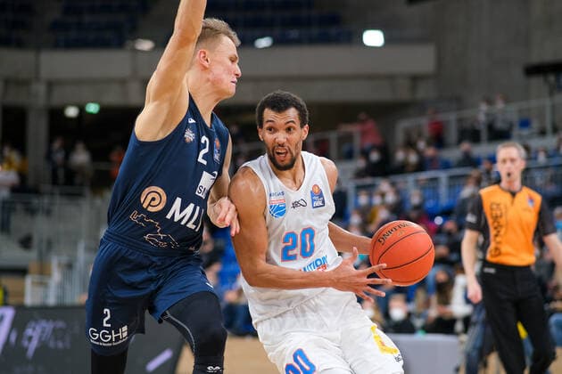 Jamel Morris Syntainics MBC, 20 in duel with Niklas Wuerzner MLP Academics Heidelberg, 2 , MLP Academics Heidelberg vs Syntainics MBC, Basketball, easyCredit Bundesliga, 22 Spieltag, Saison 2021 2022, 16 02 2022, MLP Academics Heidelberg vs Syntainics MBC, Basketball, easyCredit Bundesliga, 22 Spieltag, Saison 2021 2022, 16 02 2022, Heidelberg Copyright: xEibner-Pressefotox EP_EER