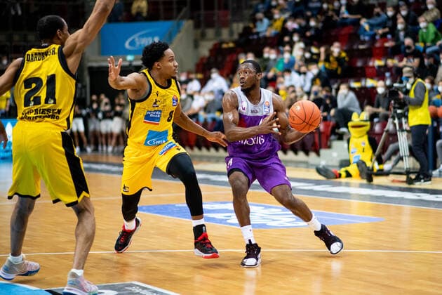 James Woodard MHP Riesen Ludwigsburg in a duel with Kamar Baldwin BG Goettingen , MHP Riesen Ludwigsburg vs BG Goettingen, easycredit Basketball Bundesliga, 22 Spieltag, 16 02 2022, Spielzeit 2021 2022 MHP Riesen Ludwigsburg vs BG Goettingen, easycredit Basketball Bundesliga, 22 Spieltag, 16 02 2022, Spielzeit 2021 2022 Copyright: xEibner Memmlerx EP_MMR