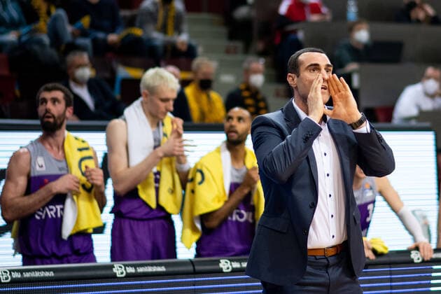 Roel Moors BG Goettingen gives instructions, MHP Riesen Ludwigsburg vs BG Goettingen, easycredit Basketball Bundesliga, 22 match day, 16 02 2022, season 2021 2022 MHP Riesen Ludwigsburg vs BG Goettingen, easycredit Basketball Bundesliga, 22 match day, 16 02 2022, season 2021 2022 Copyright: xEibner Memmlerx EP_MMR