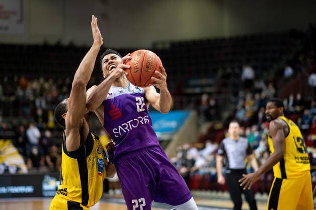 Stephen Brown Jr BG Goettingen in a duel with Yorman Polas Bartolo MHP Riesen Ludwigsburg , MHP Riesen Ludwigsburg vs BG Goettingen, easycredit Basketball Bundesliga, 22 Spieltag, 16 02 2022, Spielzeit 2021 2022 MHP Riesen Ludwigsburg vs BG Goettingen, easycredit Basketball Bundesliga, 22 Spieltag, 16 02 2022, Spielzeit 2021 2022 Copyright: xEibner Memmlerx EP_MMR