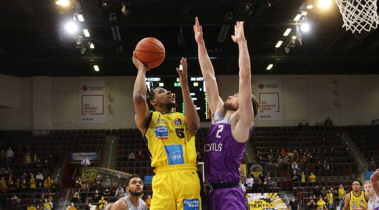 Ludwigsburg , Basketball easycredit BBL Bundesliga . MHP Riesen Ludwigsburg vs. BG Göttingen , von links: Justin Simon ( Riesen ) Jake Toolson ( Götti )