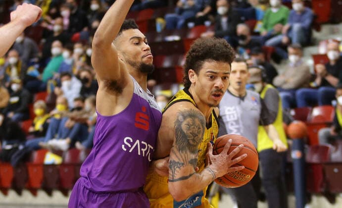 Ludwigsburg , Basketball easycredit BBL Bundesliga . MHP Riesen Ludwigsburg vs. BG Göttingen , von links: Stephen Brown ( Götti ) Jonah Radebaugh ( Riesen )
