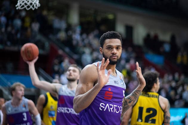 Jeff Roberson BG Goettingen raises his hands and is dissatisfied, MHP Riesen Ludwigsburg vs BG Goettingen, easycredit Basketball Bundesliga, 22 Spieltag, 16 02 2022, Spielzeit 2021 2022 MHP Riesen Ludwigsburg vs BG Goettingen, easycredit Basketball Bundesliga, 22 Spieltag, 16 02 2022, Spielzeit 2021 2022 Copyright: xEibner Memmlerx EP_MMR