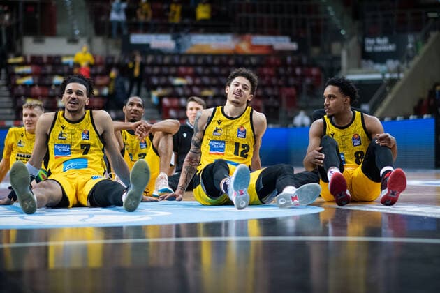 Jonathan Baehre MHP Riesen Ludwigsburg , Jonah Radebaugh MHP Riesen Ludwigsburg , James Woodard MHP Riesen Ludwigsburg cheer about the victory, MHP Riesen Ludwigsburg vs BG Goettingen, easycredit Basketball Bundesliga, 22 Spieltag, 16 02 2022, Spielzeit 2021 2022 MHP Riesen Ludwigsburg vs BG Goettingen, easycredit Basketball Bundesliga, 22 Spieltag, 16 02 2022, Spielzeit 2021 2022 Copyright: xEibner Memmlerx EP_MMR